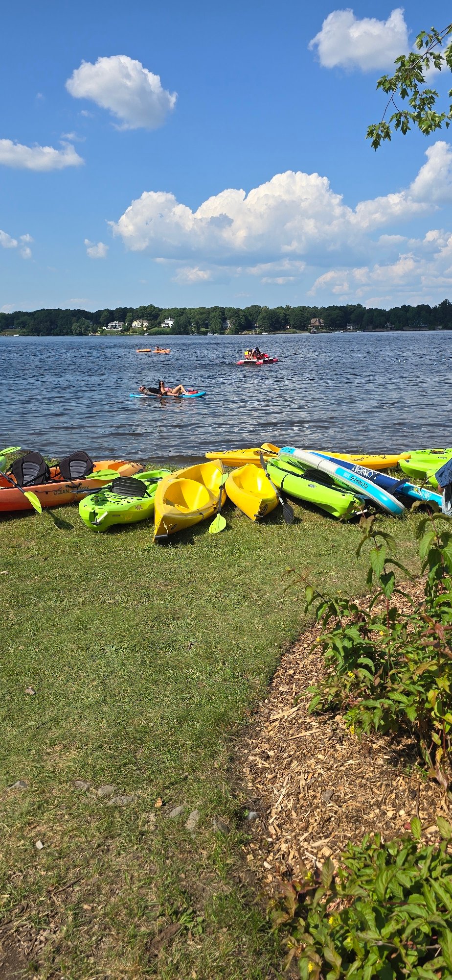 Busy summer day on the water in Drummondville
