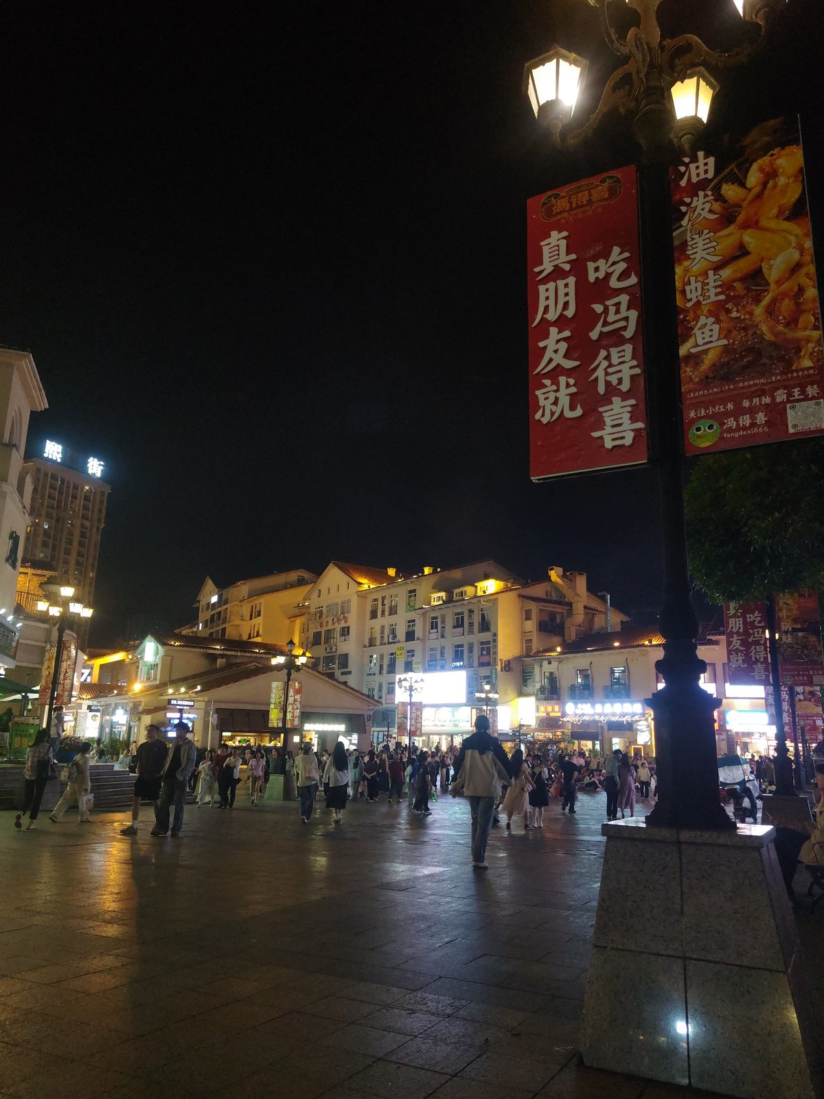 Evening street life documented in Chongqing High-tech Zone