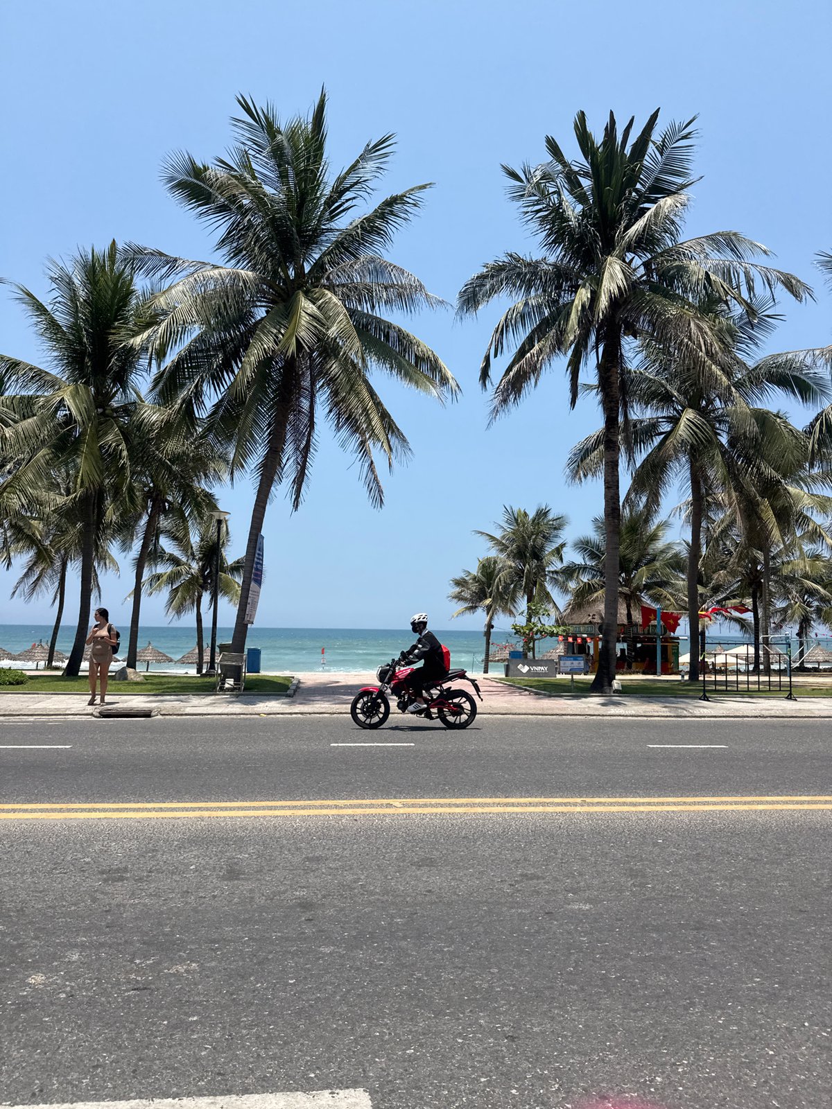 Morning commute captured on Đà Nẵng coastal road