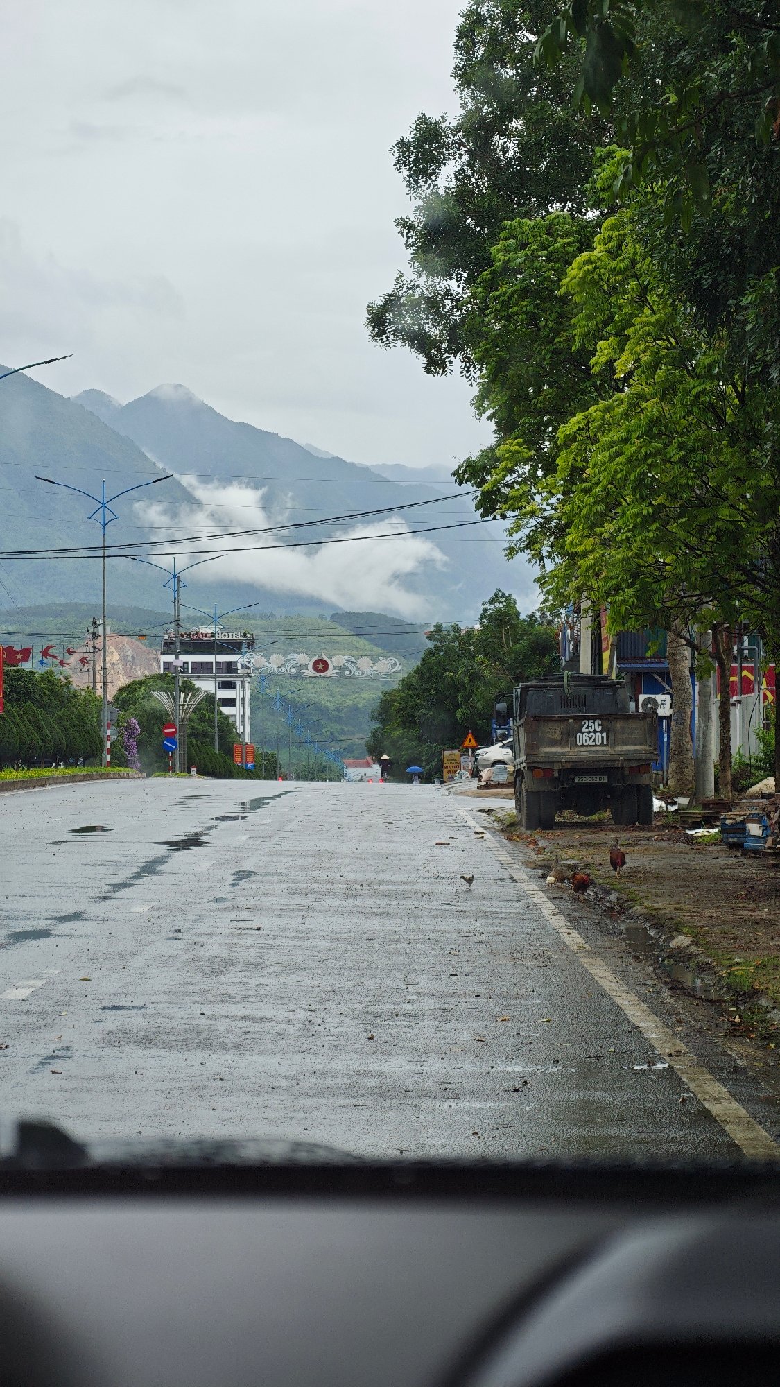 Overcast morning captures wet roads in Tam Đường, Vietnam