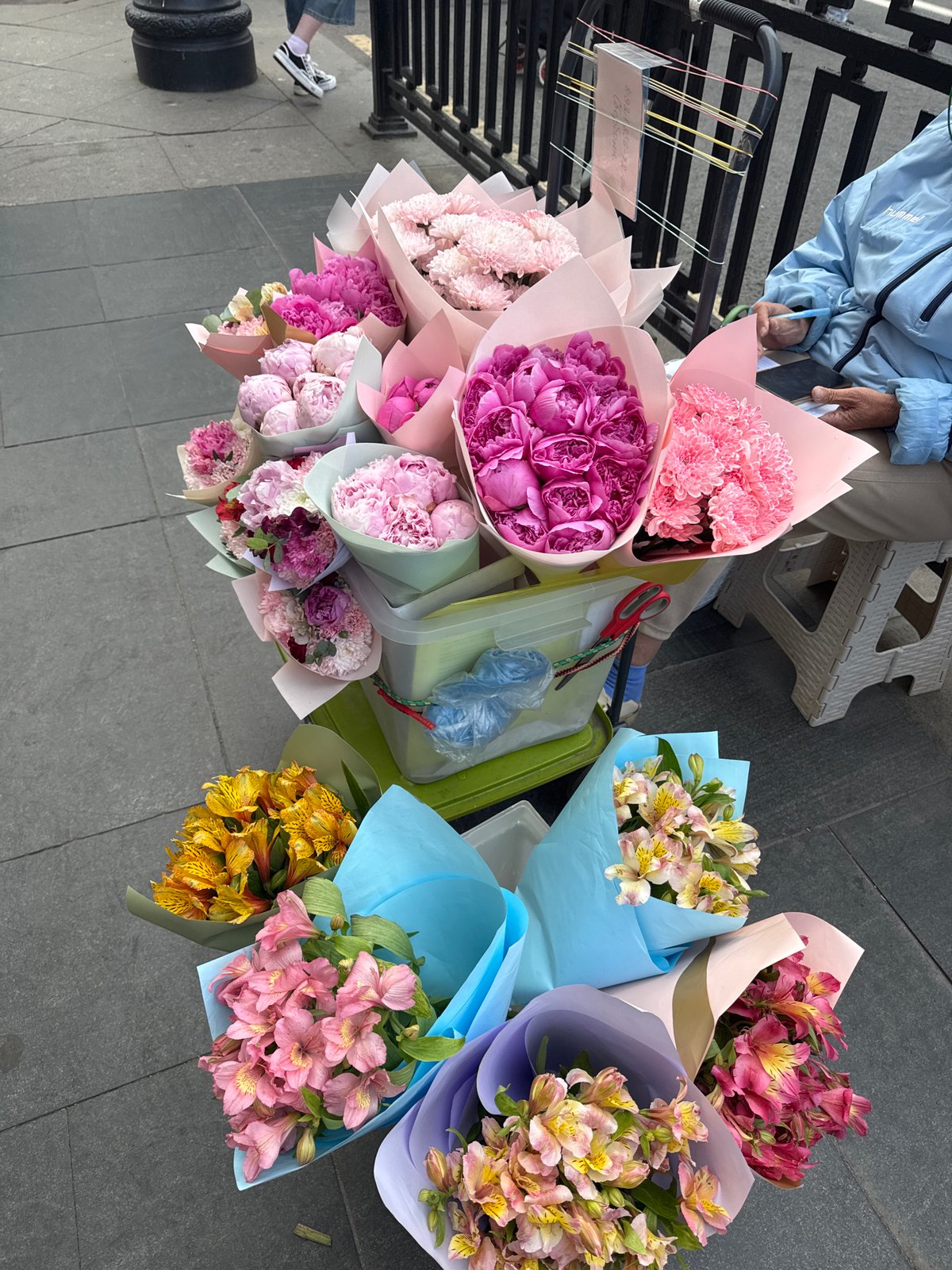 Street flower vendors draw crowds in Saint Petersburg afternoon