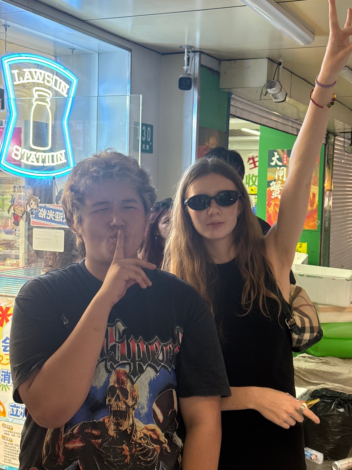 Couple takes selfies at Shanghai convenience store, walks nearby streets