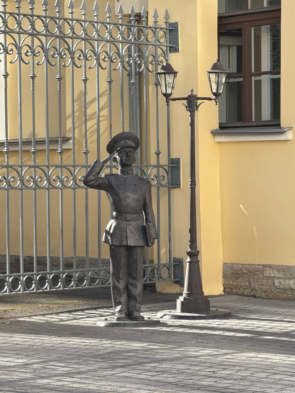 Bronze statues photographed in Saint Petersburg within minutes