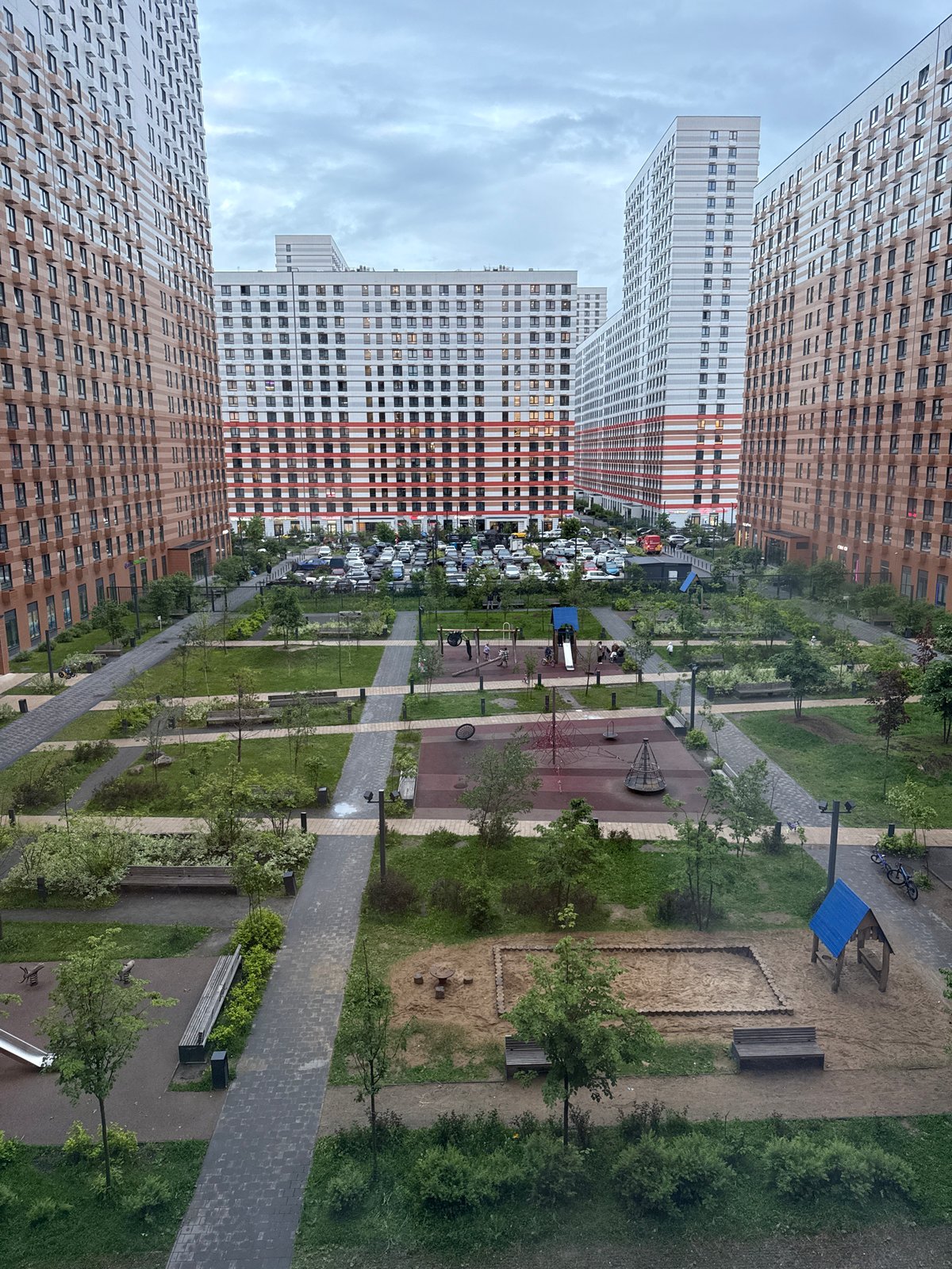Routine urban activity documented in Bobrovo residential district