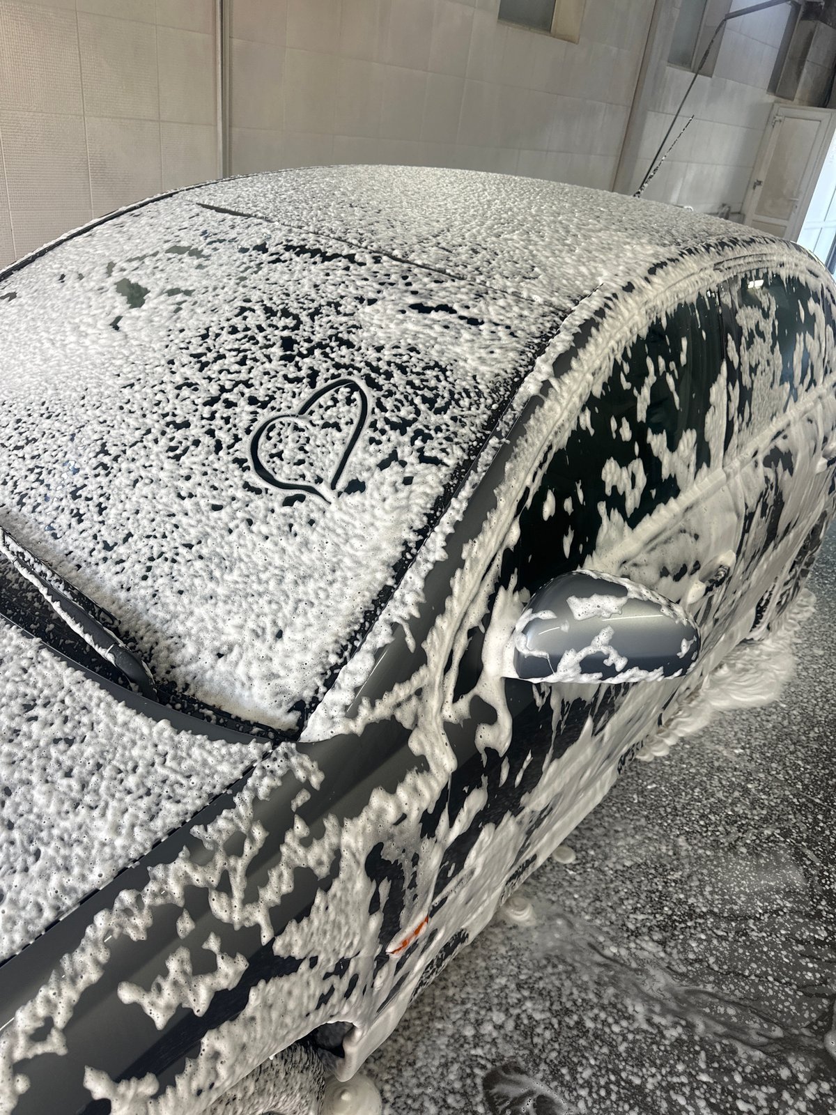 Car wash operation documented in Ternopil, Ukraine