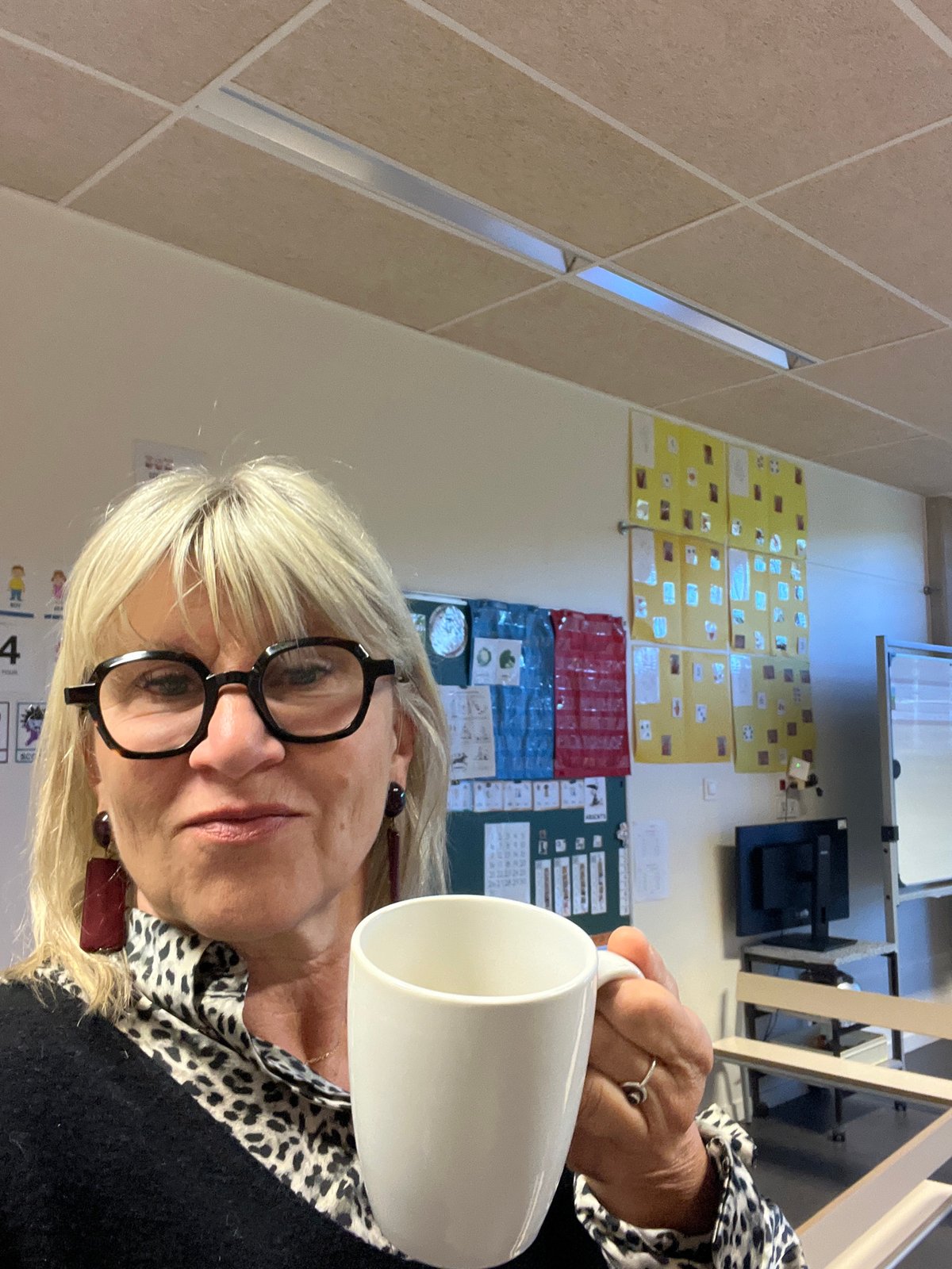 Morning coffee and craft projects captured in La Fouillouse