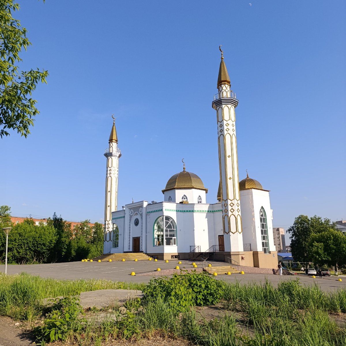 Izhevsk mosque and carnival rides documented during midday hours
