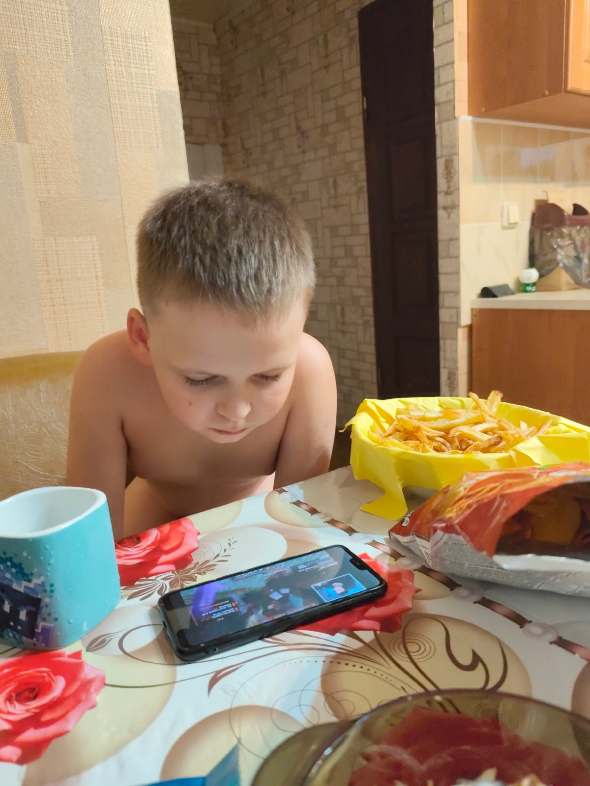 Lazy afternoon at home in Bor: fries, roses, and casual hangout