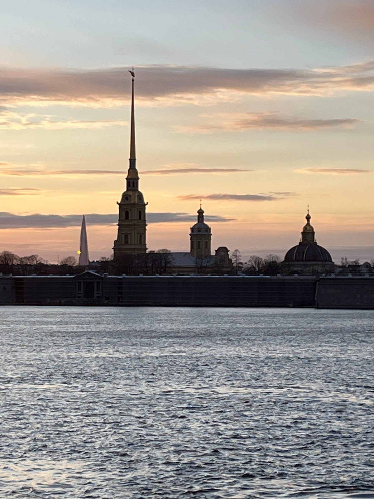 Witness documents Saint Petersburg landmarks during 15-minute evening walk