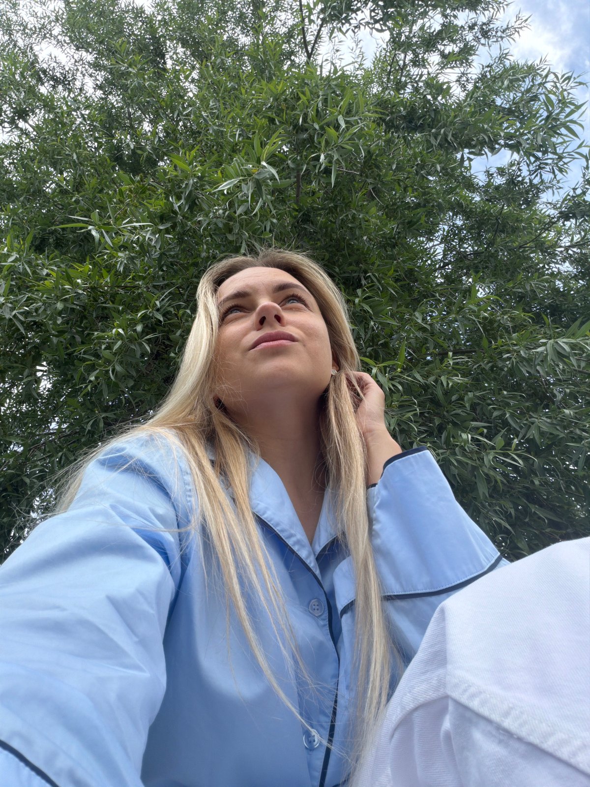Woman poses for outdoor photo session in Votkinsk