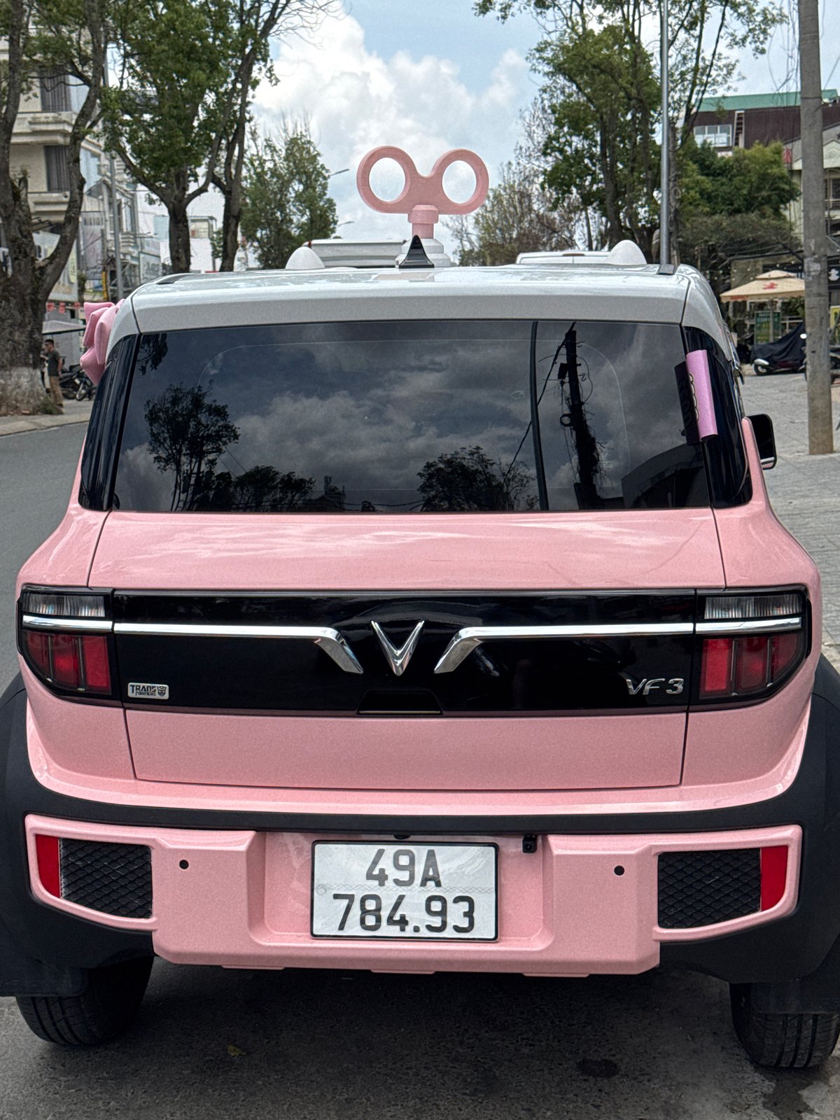 Pink wind-up key car parked on a Đà Lạt street