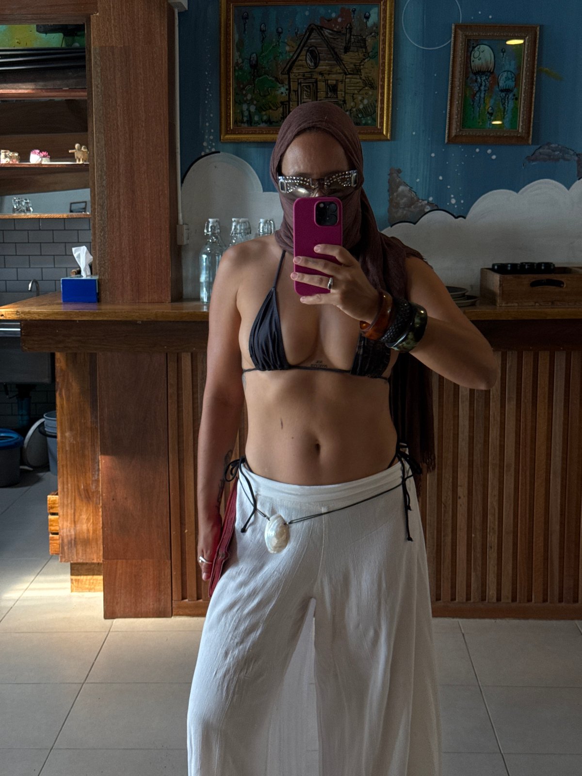 Mirror selfie in Ko Pha-ngan mixing beachwear and modest style