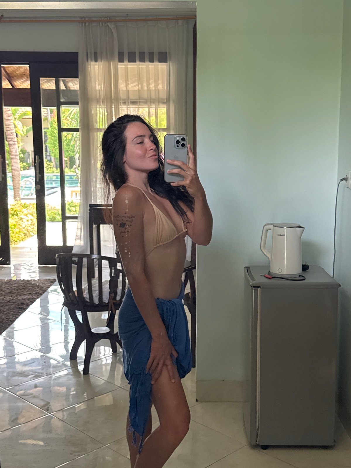 Woman documents resort morning routine through selfies in Karangasem