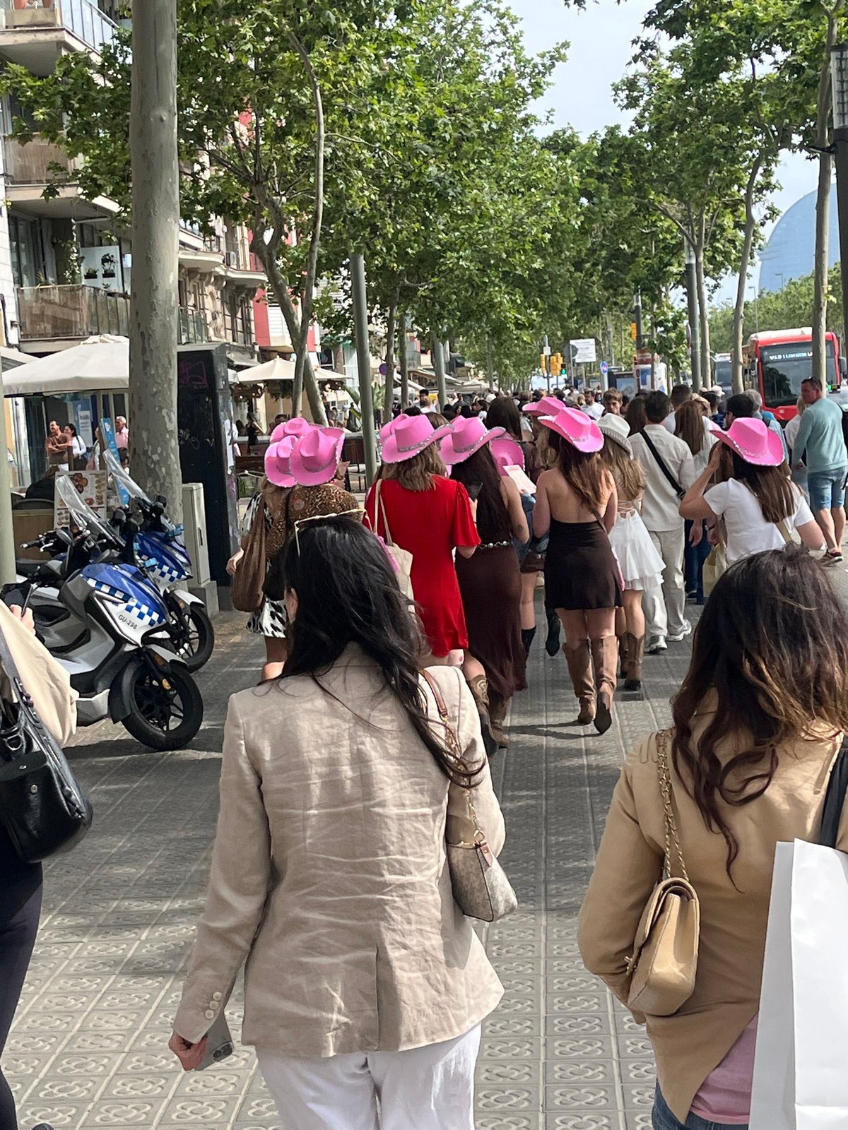 Pink cowboy hat gathering draws crowds to Barcelona streets