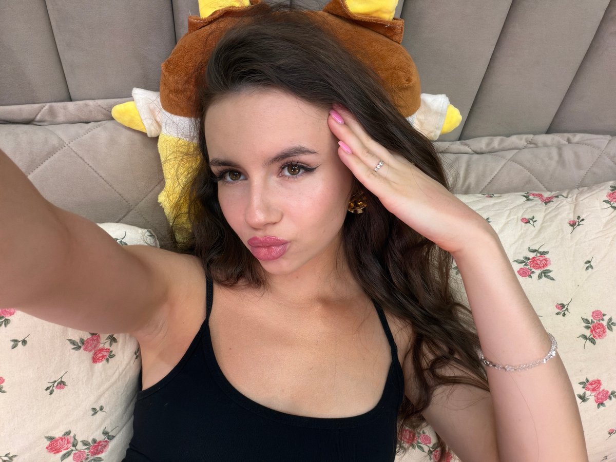 Woman documents morning selfie session in Chaikovsky bedroom