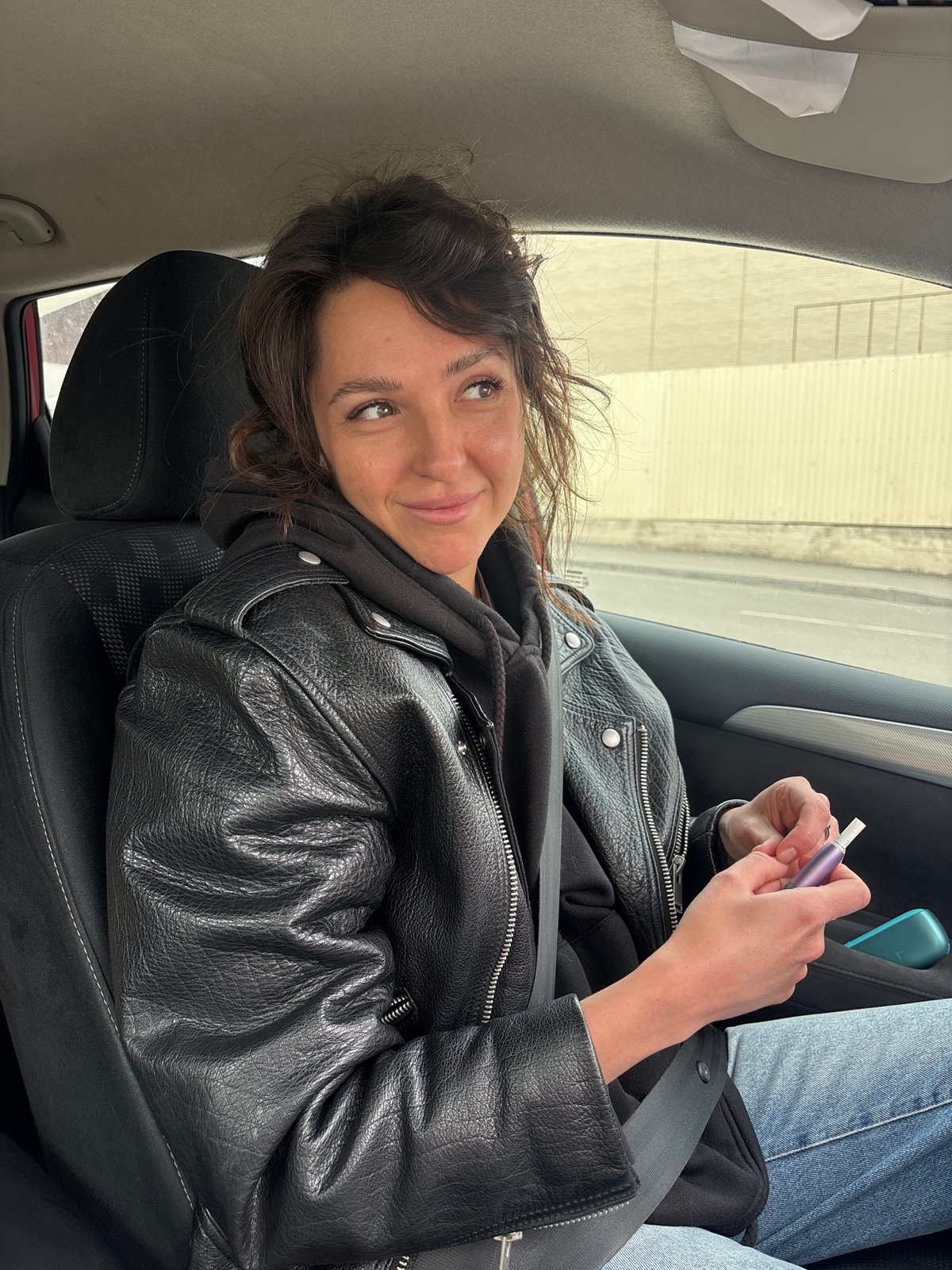 Woman with vaping device observed in moving car in Krasnoyarsk