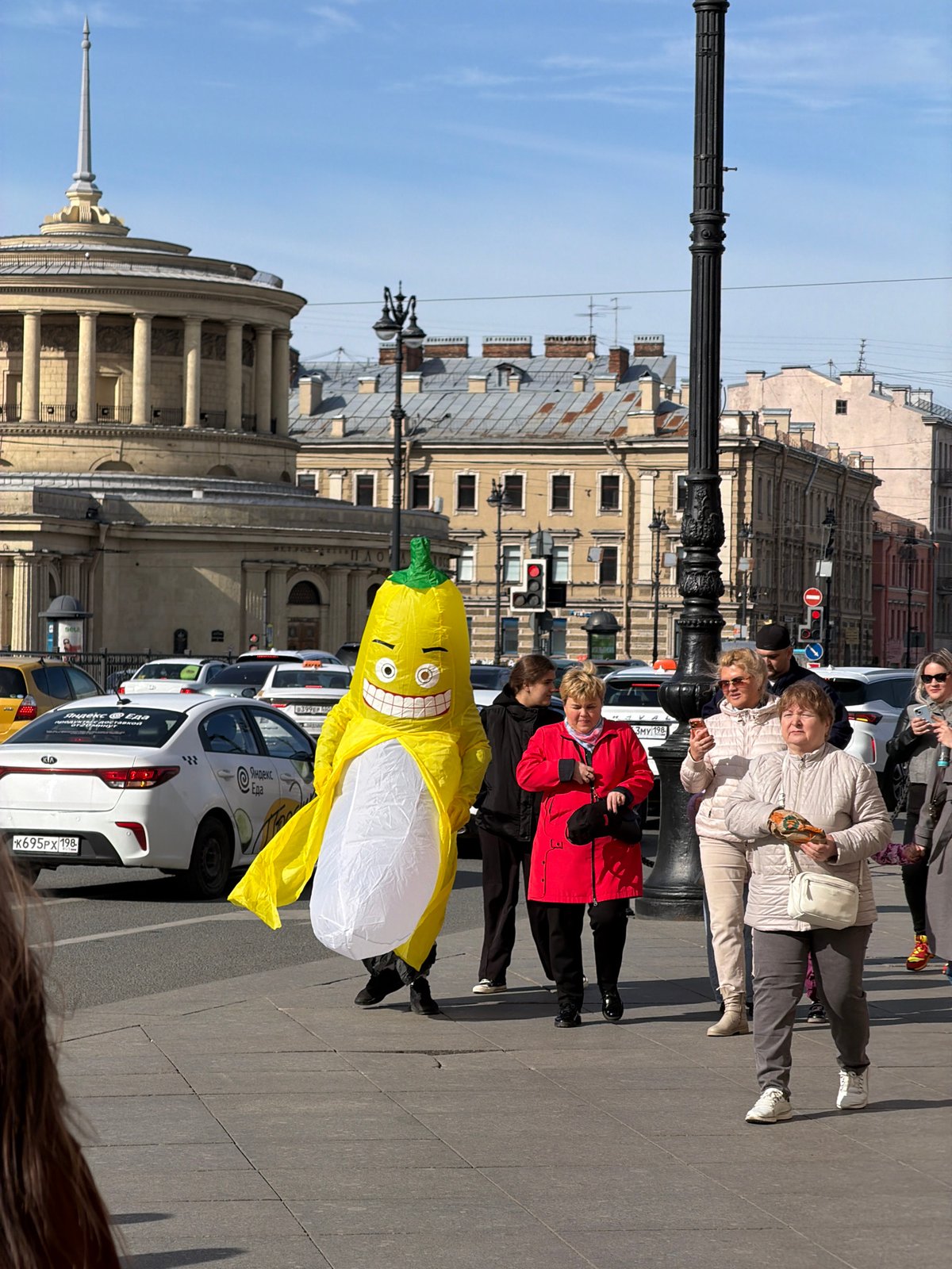Street performers, cyclists gather on sunny Nevsky Prospekt afternoon