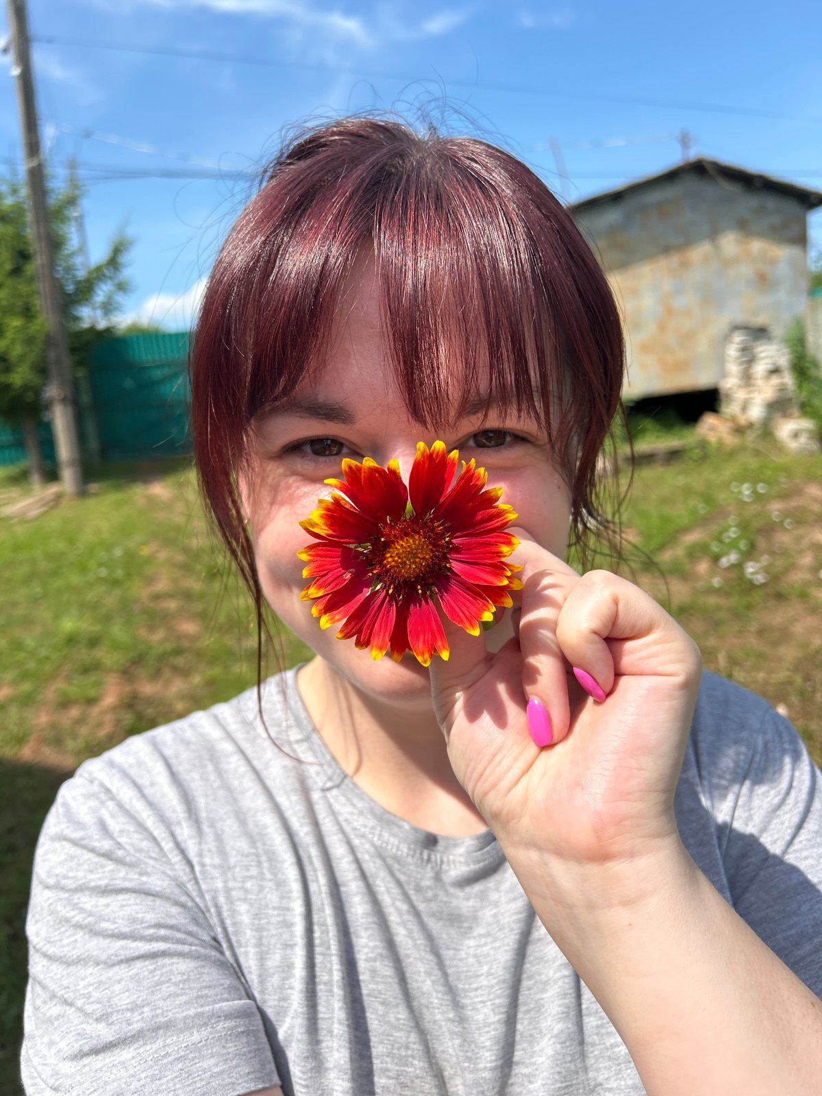 Playful outdoor portraits with a red and yellow flower, Фоки