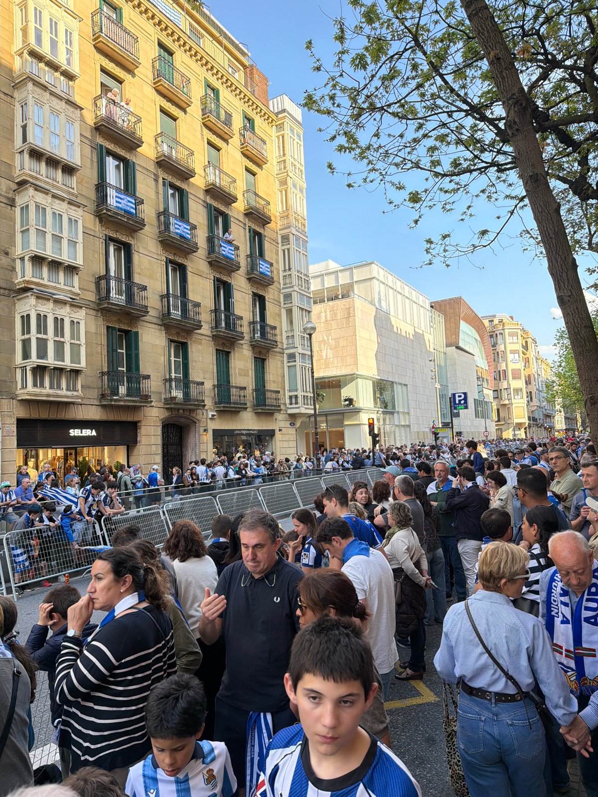 Crowds gather for public event in San Sebastián streets