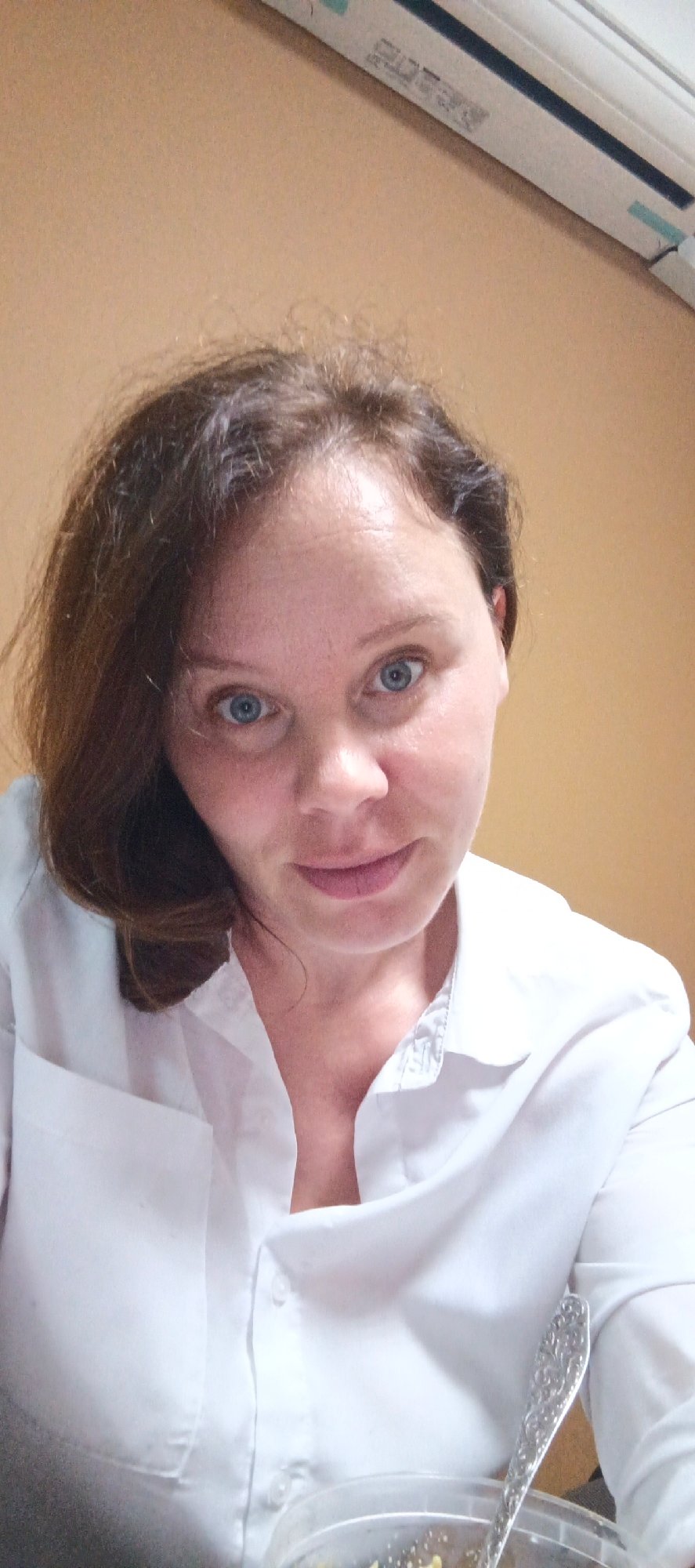 Casual morning selfies and cats, indoors in Chaikovsky