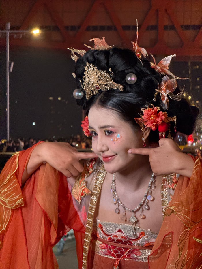 Traditional costume photo session at Chongqing's illuminated landmarks