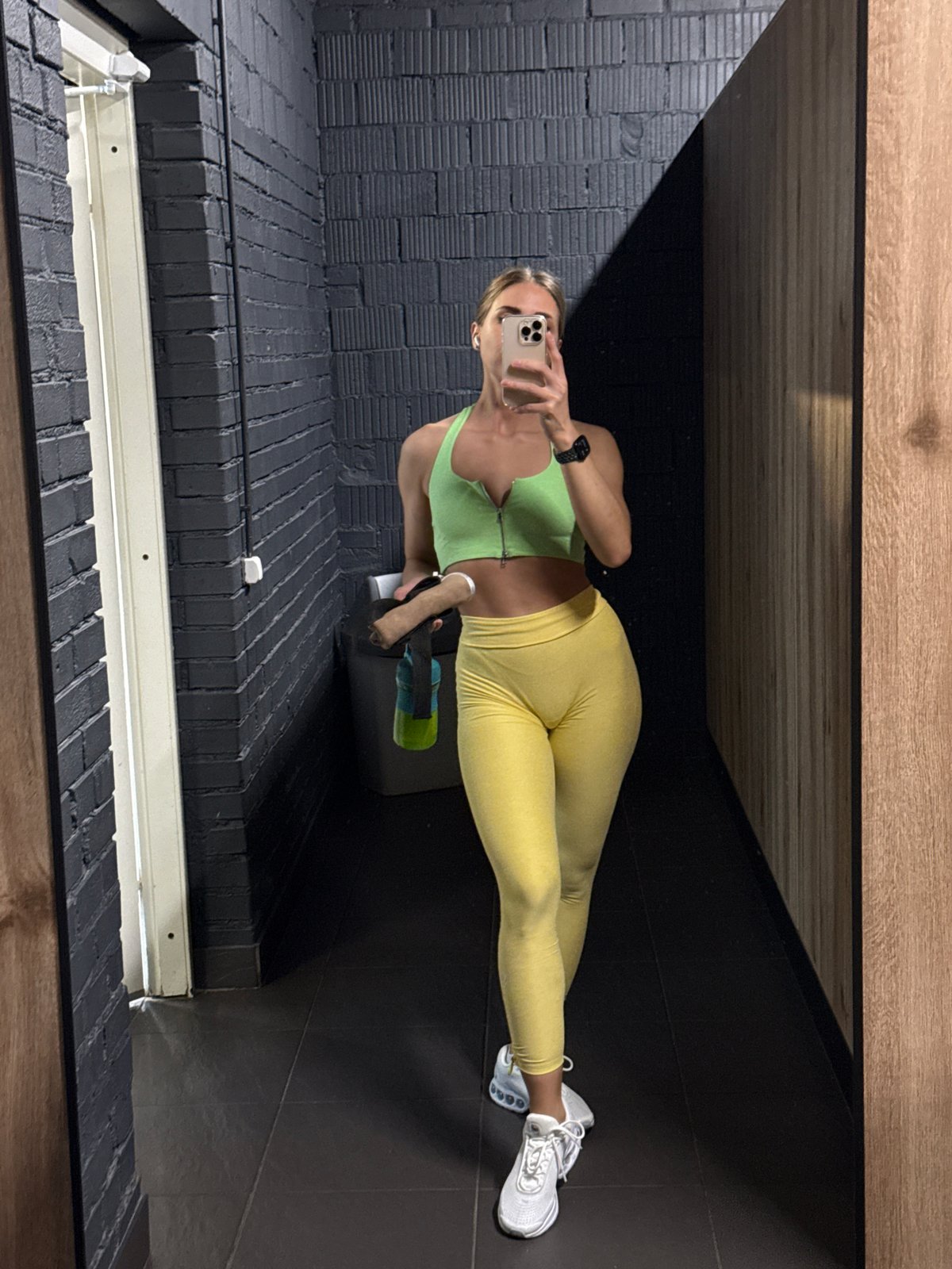 Woman takes gym selfie in Saint Petersburg workout facility