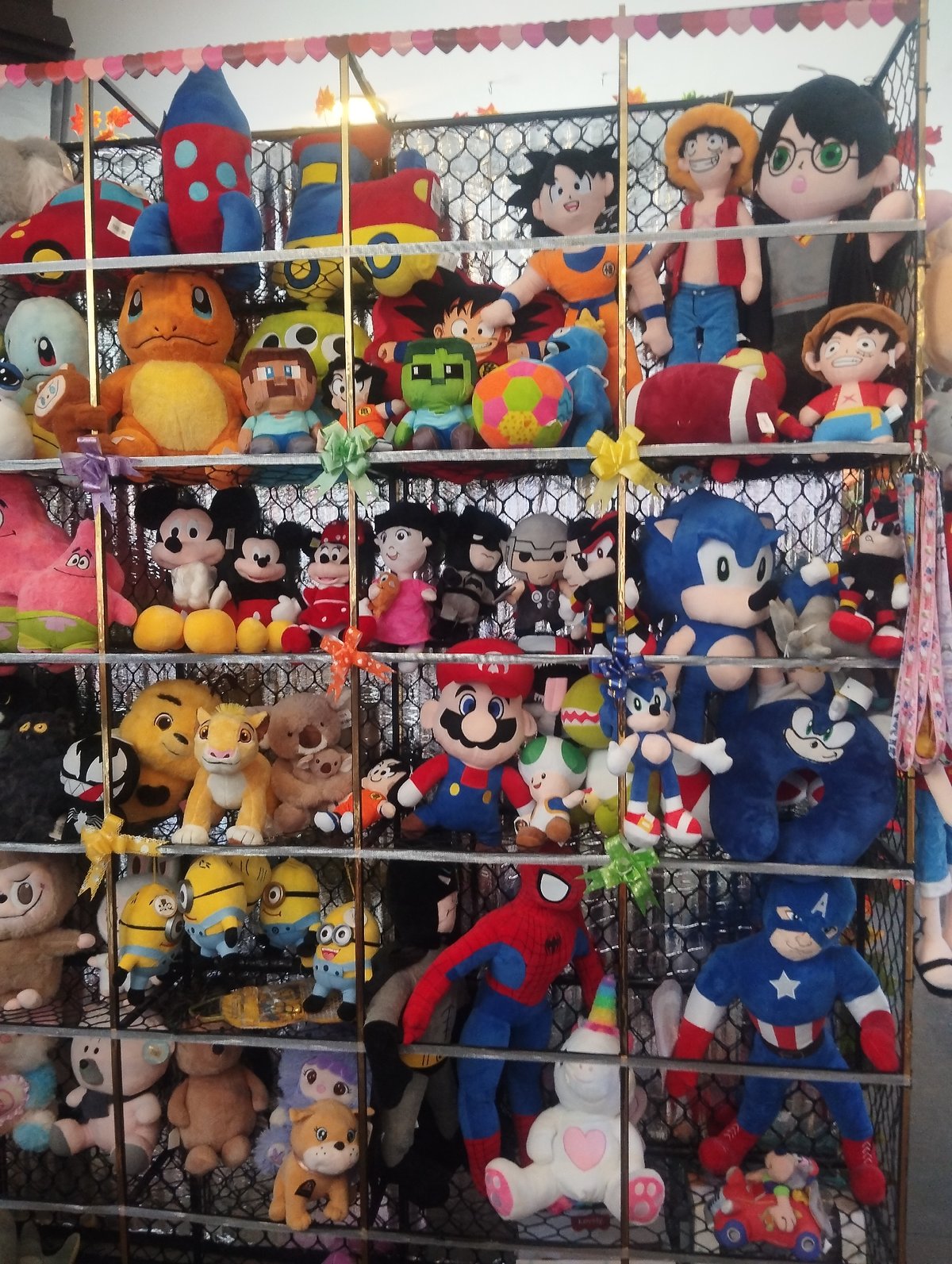 Merchandise displays featuring toys and artificial flowers observed in Pampatar
