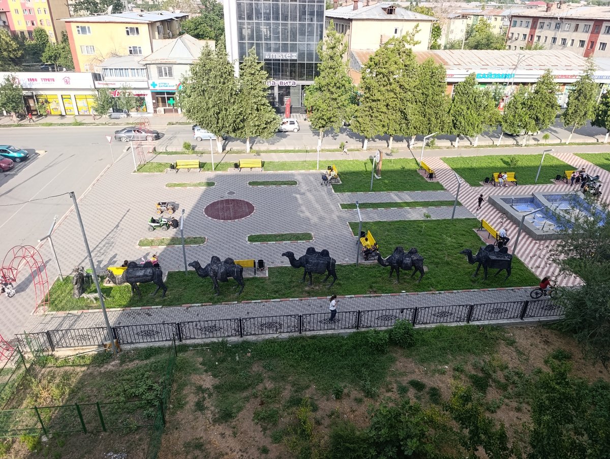 Osh City park: sculptures, fountains, and a crepe break