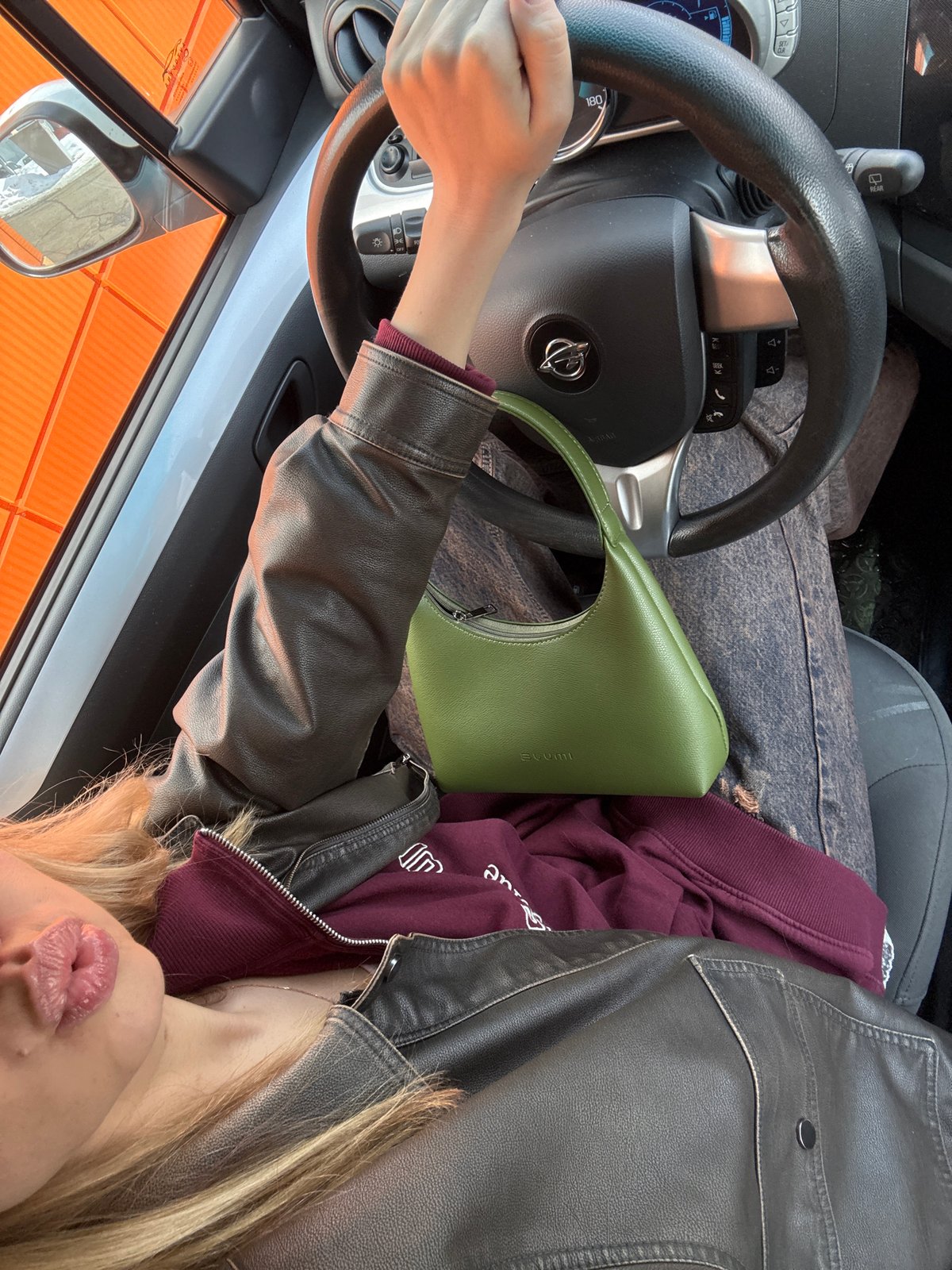 Woman observed in driver's seat with handbag in Ust-Ilimsk