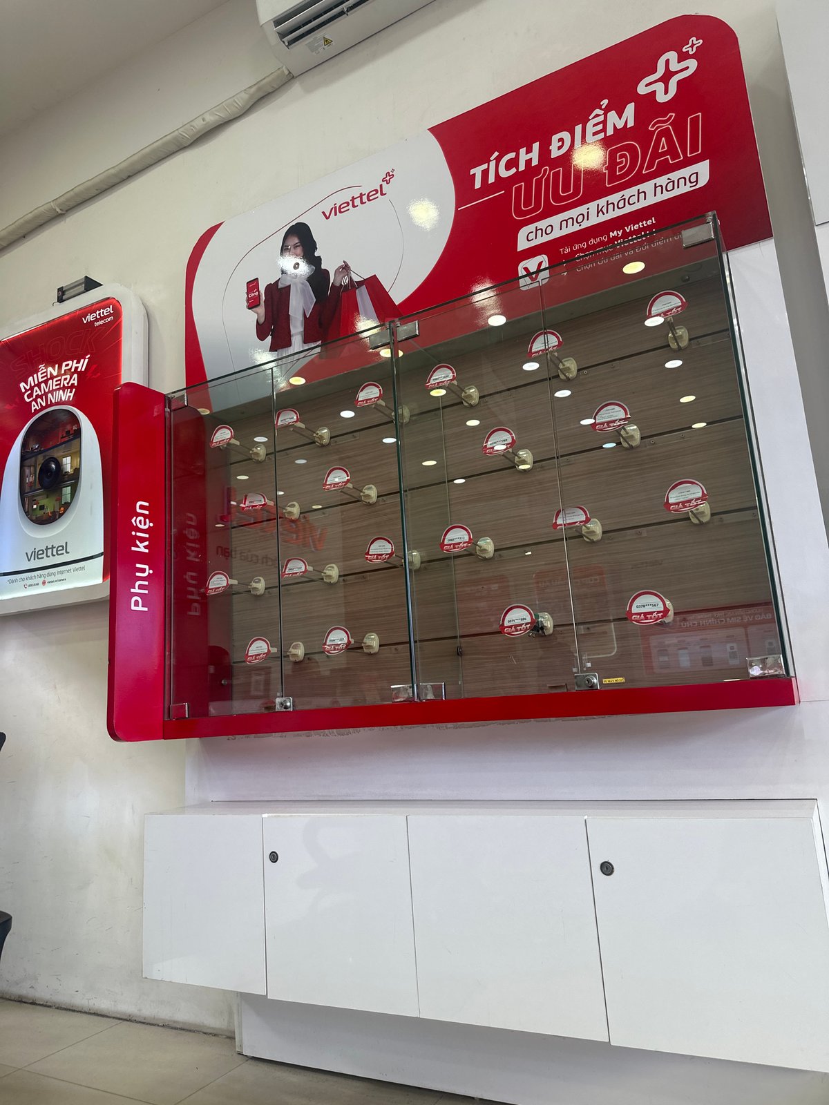 Late-night visit to Viettel store in Nha Trang documented