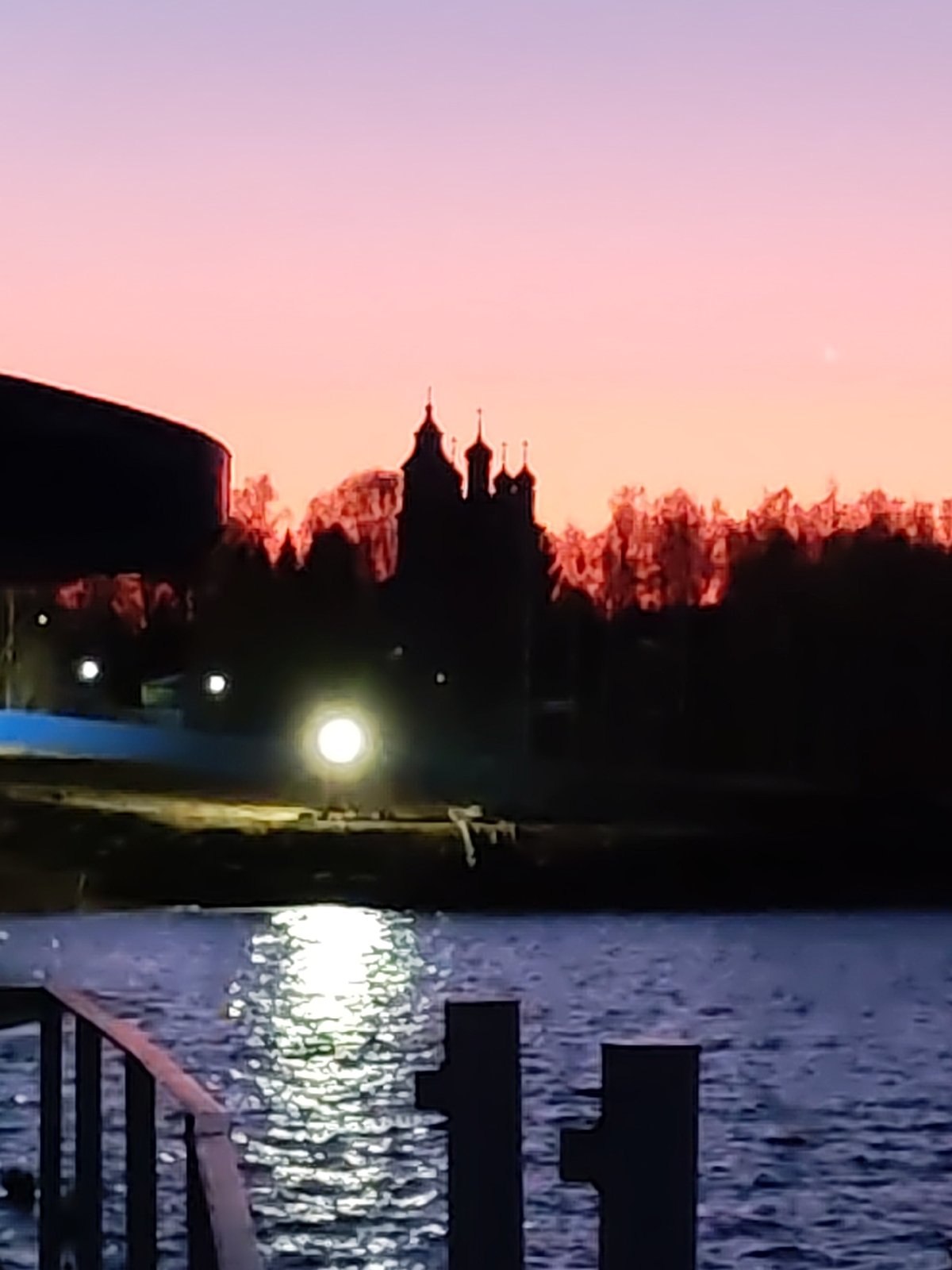 Twilight waterfront scenes documented by witnesses April 20