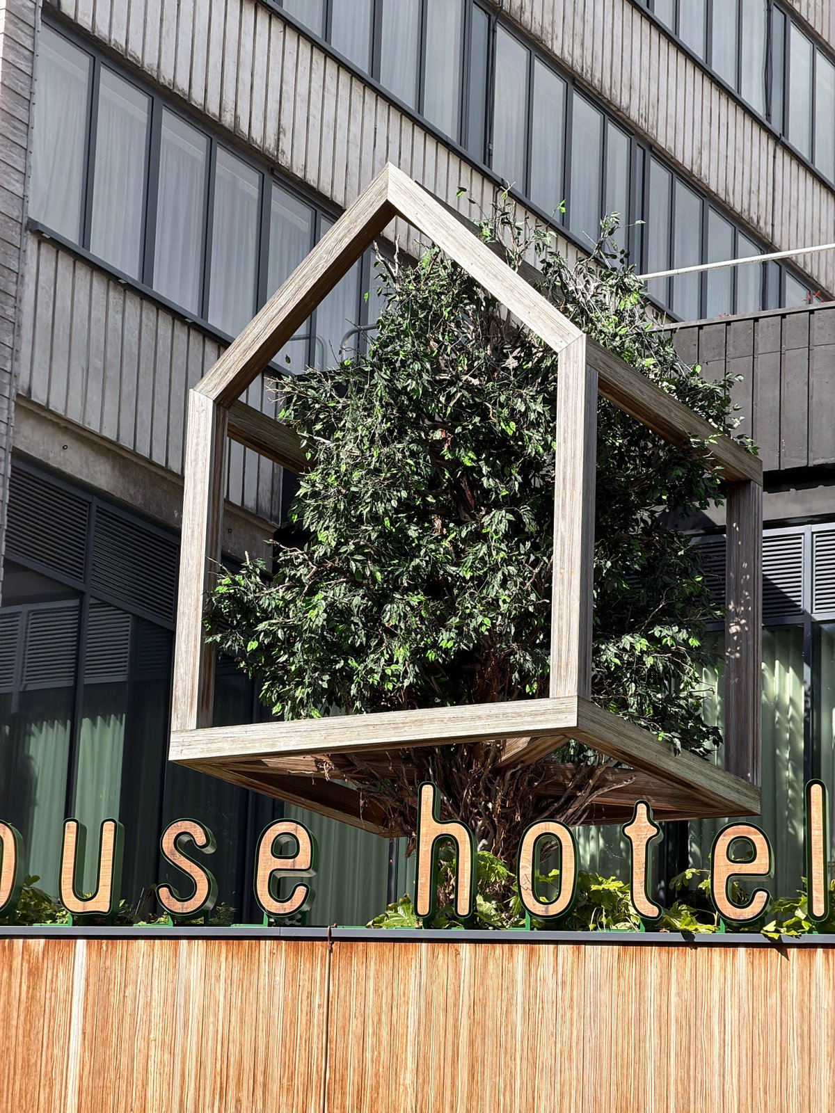 Afternoon dining and sightseeing documented across Manchester landmarks