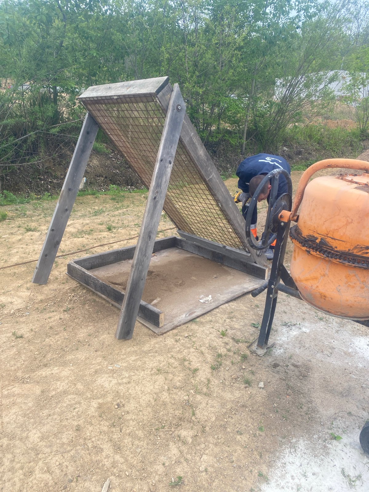 Construction work and chained dog observed in Artyom yard