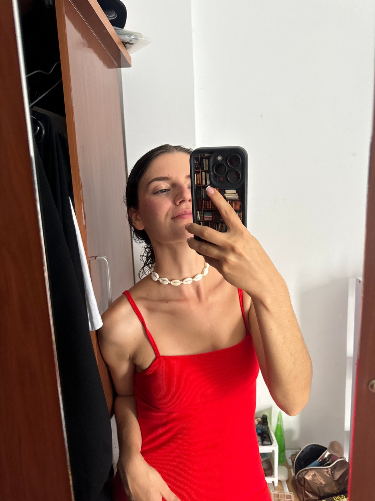 Woman takes mirror selfie in Mũi Né, Vietnam