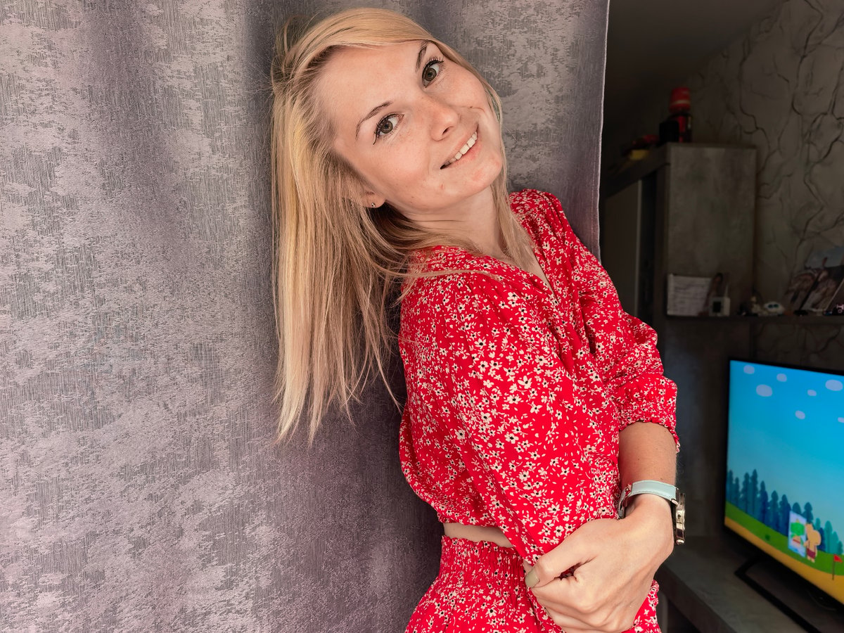 Art session and portraits in Sterlitamak, red dress and ballerina painting