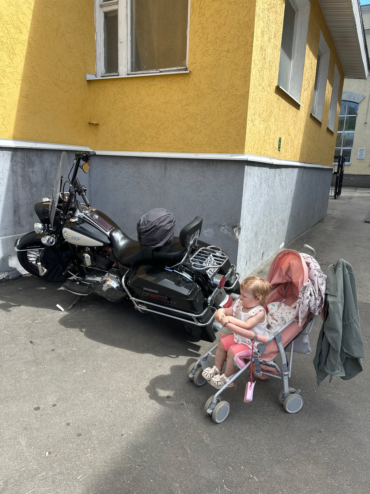 Family day out documented in Nizhny Novgorod cafes and shopping