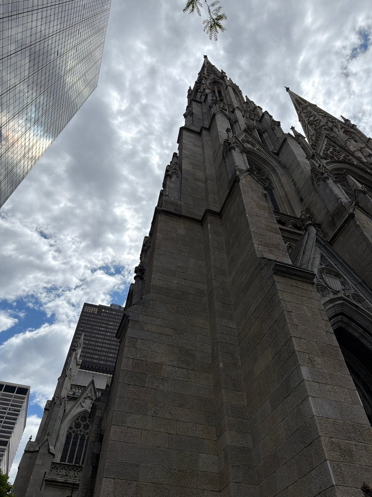 Midtown Manhattan walking tour captures St. Patrick's Cathedral, retail storefronts