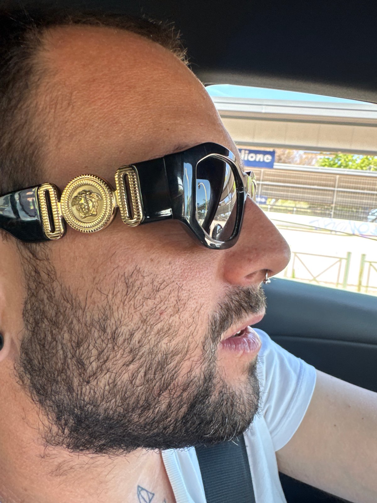 Car passengers documented during sunny drive in Anzio