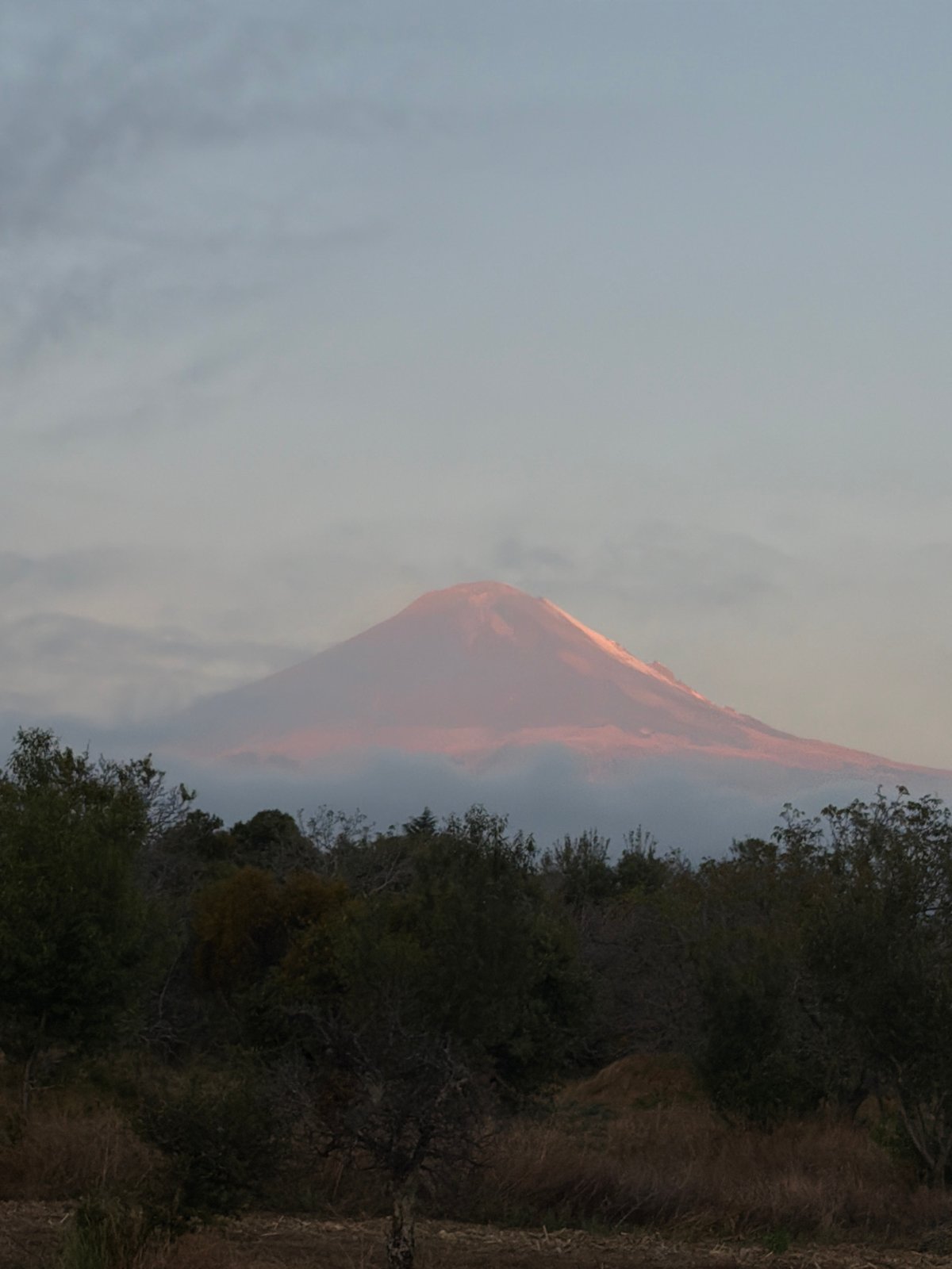 Hazy view of Popocatépetl captured in San Nicolás