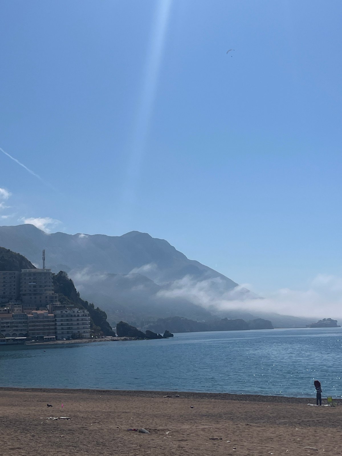 Clear skies and aircraft contrail observed over Rafailovići coast