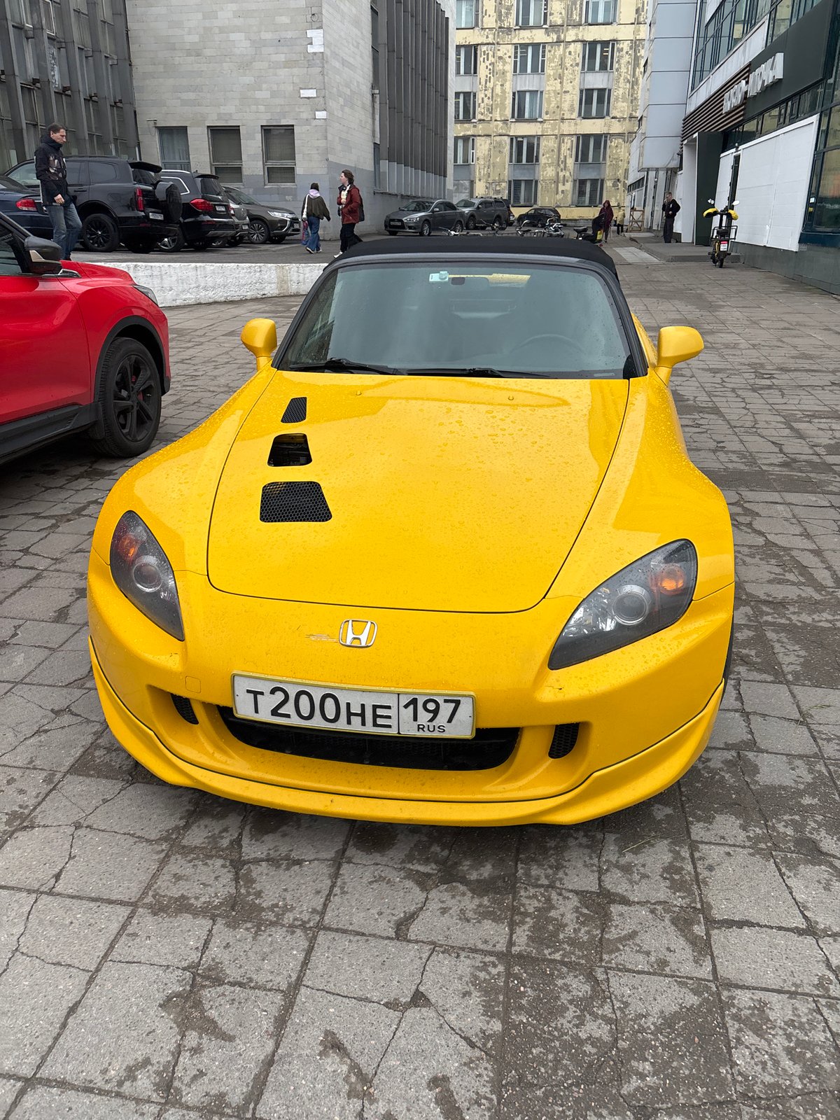 Ordinary street scenes captured in Saint Petersburg afternoon