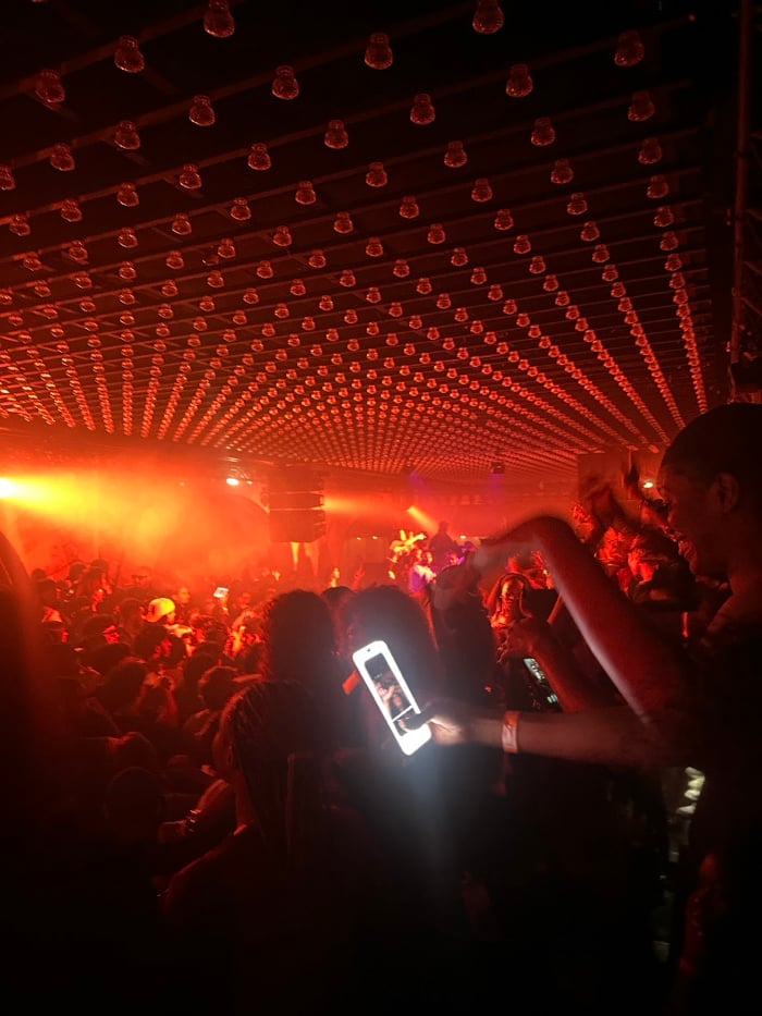 Paris nightclub draws crowds during early morning hours