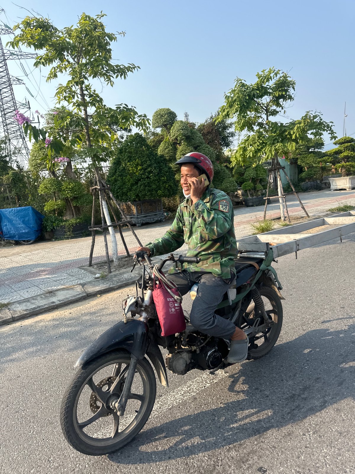 Motorcyclists spotted on Đà Nẵng streets during morning commute