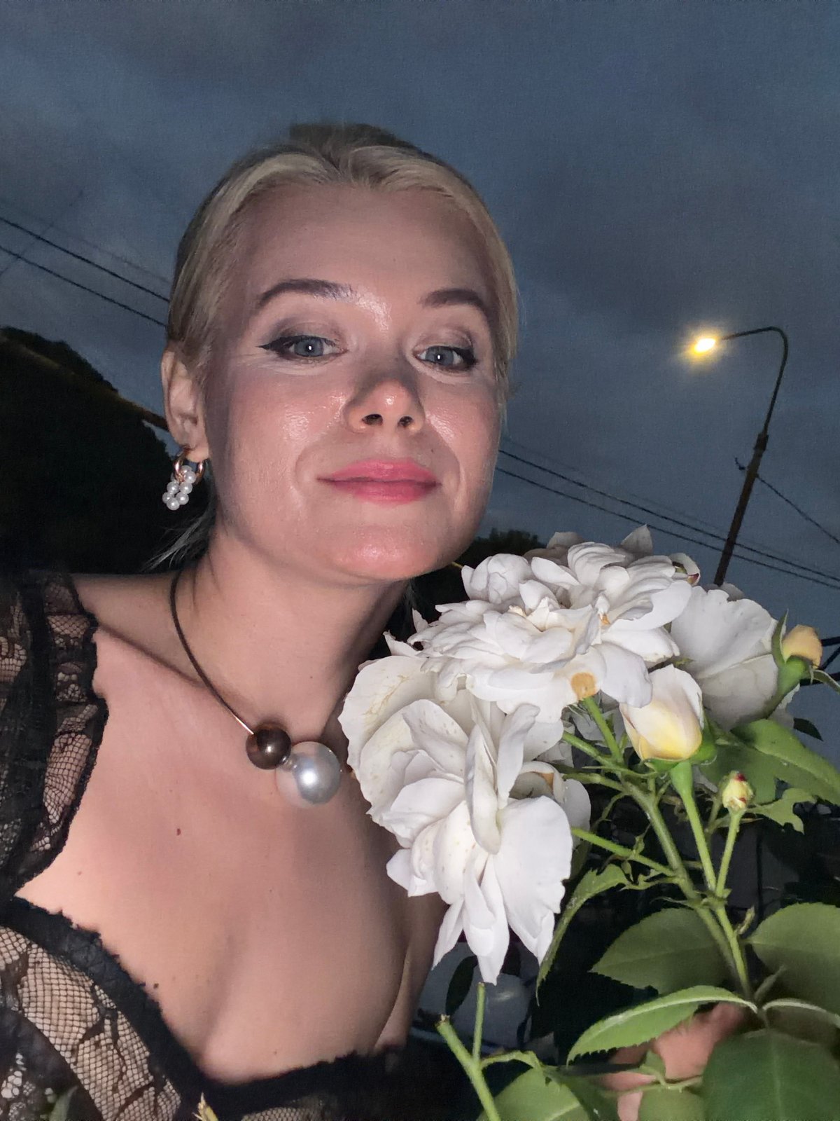 Portrait session in Sochi featuring black lace and pearl jewelry