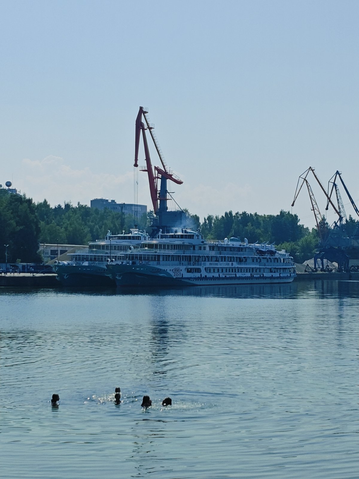 Algal bloom turns Kama River vivid green at Chaikovsky port
