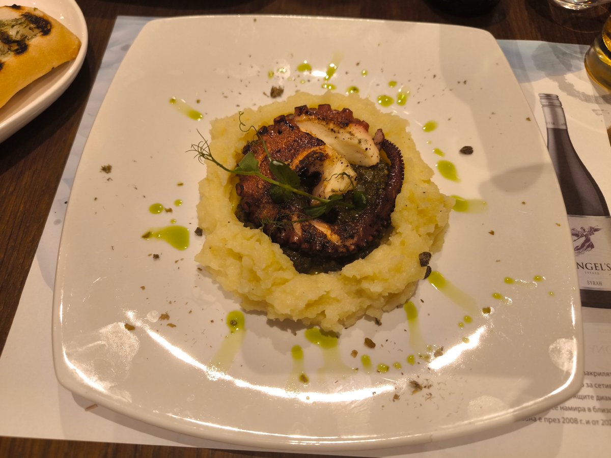 Diner captures seafood meal progression at restaurant over 29 minutes