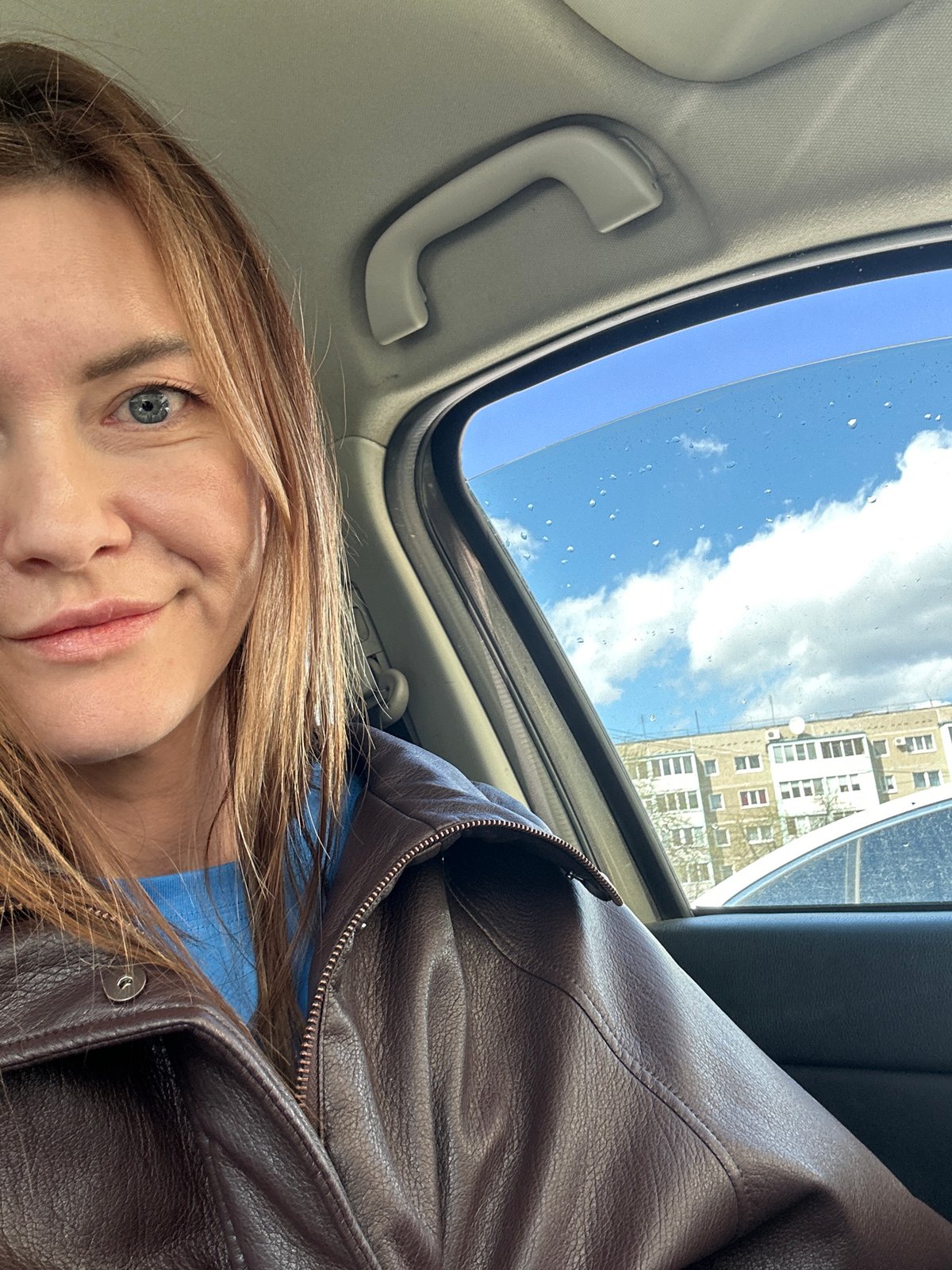 Woman documents glitter makeup looks in Chaikovsky car selfies