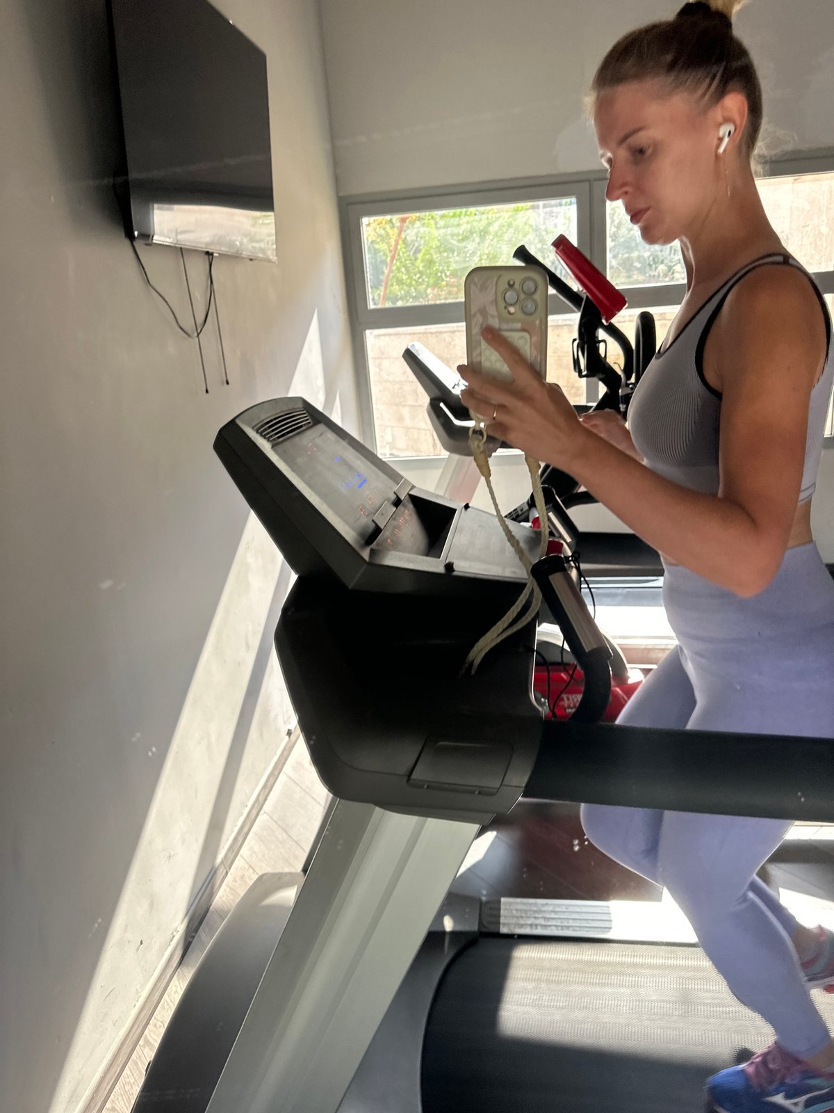 Treadmill run in Petah Tikva, phone in hand