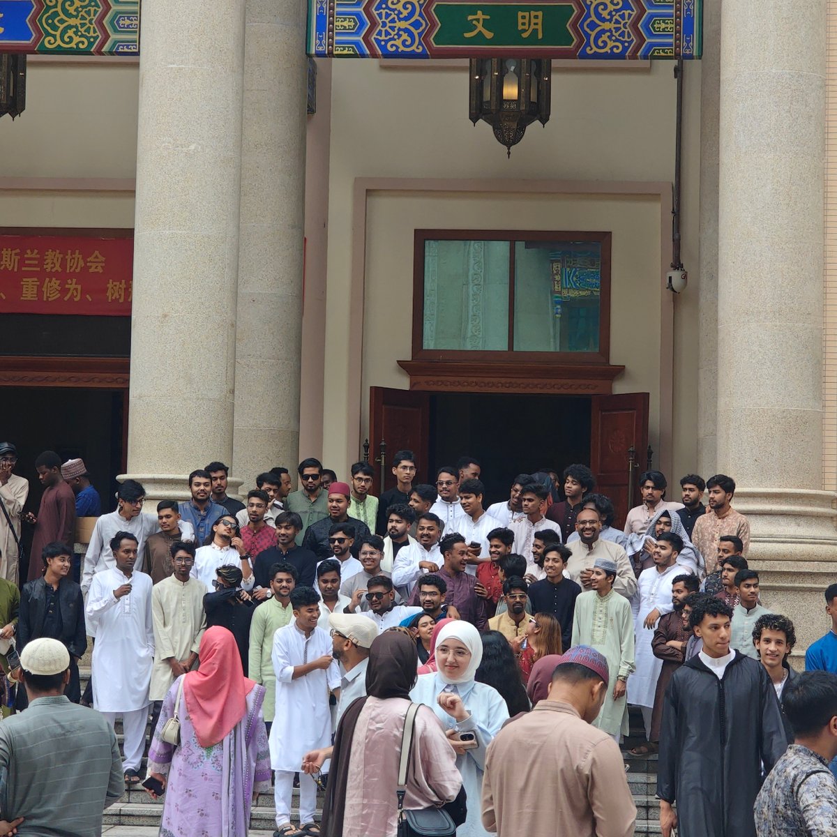 Late-night religious gathering at Jiulongpo District mosque draws crowds
