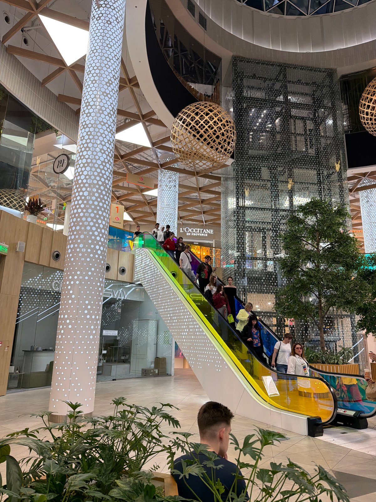 Mall browsing and rooftop concerts fill a Kazan summer evening